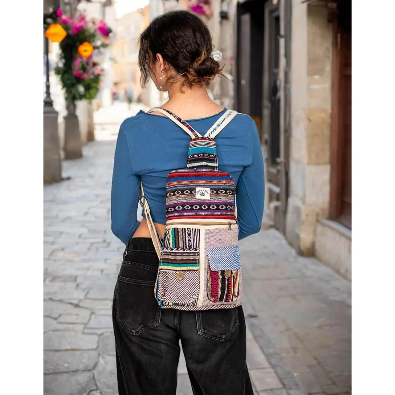 Unisex ruksak od konoplje nošen u svakodnevnom boho stilu