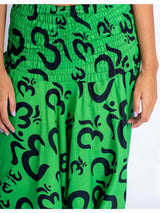 Kimago grüne Afghanhose mit schwarzem Om-Symbol
