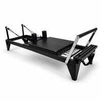 Bodylumina Premium čelični crni pilates reformer s tapeciranom kliznom platformom, naslonima za ramena, podesivim trakama, oprugama i footbar osloncem, profesionalna pilates sprava za reformer trening, jačanje core mišića, istezanje, stabilnost i oblikovanje tijela kod kuće ili u studiju.