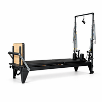 Bodylumina Premium čelični pilates tower reformer s crnom tapeciranom platformom, metalnim tornjem, oprugama, trakama, naslonima za ramena i podesivim footbar osloncem, profesionalna pilates sprava za tower reformer trening, jačanje core mišića, istezanje, stabilnost, rehabilitaciju i oblikovanje tijela kod kuće ili u studiju.