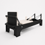 Bodylumina Premium Platinum crni pilates reformer s bež kliznom platformom, naslonima za ramena, podesivim trakama i footbar osloncem, profesionalna pilates sprava za reformer trening, jačanje core mišića, istezanje, stabilnost i oblikovanje tijela kod kuće ili u studiju.