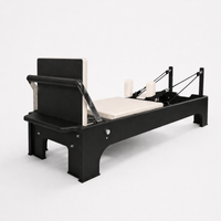 Bodylumina Premium Platinum crni pilates reformer s bež kliznom platformom, naslonima za ramena, podesivim trakama i footbar osloncem, profesionalna pilates sprava za reformer trening, jačanje core mišića, istezanje, stabilnost i oblikovanje tijela kod kuće ili u studiju.