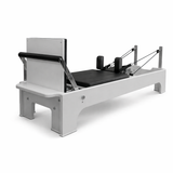 Bodylumina Premium Platinum crni pilates reformer s bež kliznom platformom, naslonima za ramena, podesivim trakama i footbar osloncem, profesionalna pilates sprava za reformer trening, jačanje core mišića, istezanje, stabilnost i oblikovanje tijela kod kuće ili u studiju.